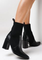 Czarne Botki Jilleane. Czarne botki damskie Born2be, prążkowane, eleganckie, ze szpiczastym noskiem, bez obcasa, na obcasie, bez zapięcia. Za 109.99 zł.
