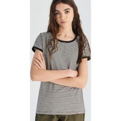 Bawełniany t-shirt z kontrastową lamówką - Czarny. T-shirty damskie marki Sinsay. Za 19.99 zł.