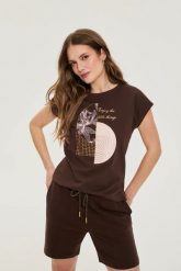T-shirt z nadrukiem brązowy. Brązowe t-shirty damskie MOODO, l, bez wzorów, z bawełny, bez kołnierzyka. Za 59.99 zł.