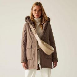 Płaszcz damski przejściowy ocieplany przeciwdeszczowy Sabinka. Brązowe płaszcze damskie Regatta, bez wzorów, z puchu, eleganckie, bez kaptura. W wyprzedaży za 379.99 zł.