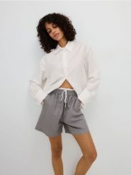 Szorty z kontrastową lamówką - jasnoszary. Szare szorty damskie Reserved, l, bez wzorów, z tkaniny. W wyprzedaży za 69.99 zł.