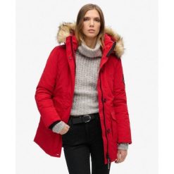 Parka z kapturem z futerka sztucznego Everest. Czerwone parki damskie Superdry., bez wzorów, eleganckie, z kapturem. W wyprzedaży za 544.60 zł.