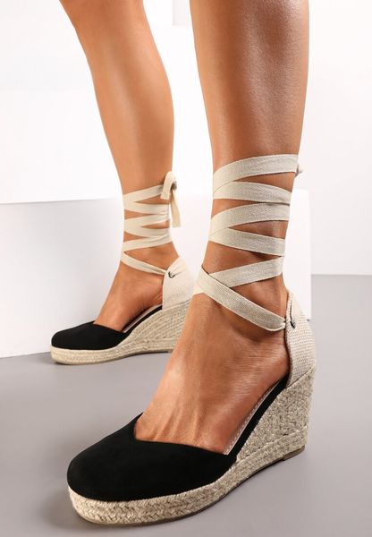 Czarne Sandały Wiązanie wokół Łydki na Plecionym Koturnie Primenne. Czarne sandały damskie Renee, bez wzorów, bez obcasa, na koturnie, bez zapięcia. Za 79.99 zł.