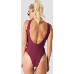 NA-KD Swimwear Kostium kąpielowy ze sznurowaniem w talii - Purple. Kostiumy jednoczęściowe damskie marki NA-KD Swimwear. W wyprzedaży za 70.97 zł.