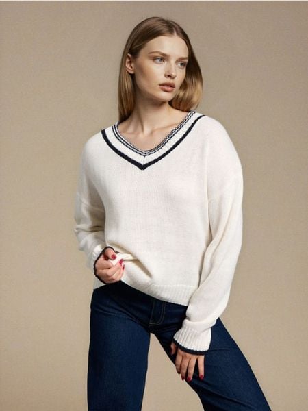 Sweter z kontrastowym dekoltem - biały. Białe swetry damskie Sinsay, l, bez wzorów, bez kołnierzyka, bez ramiączek, bez kaptura. Za 49.99 zł.