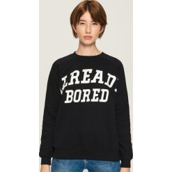 Bluza z napisem - Czarny. Czarne bluzy damskie Sinsay, z napisami. Za 49.99 zł.
