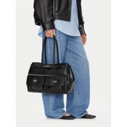 Torebka GINO ROSSI. Czarne torebki do ręki damskie Gino Rossi, bez wzorów, klasyczne, bez dodatków. Za 399.99 zł.