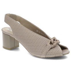 Beżowe Sandały Karino Eleganckie Buty Damskie Na Obcasie. Brązowe klapki damskie Karino, bez wzorów, ze splotem, eleganckie, bez obcasa, na obcasie. Za 259.00 zł.