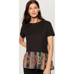 Koszulka z baskinką - Czarny. T-shirty damskie marki Mohito. Za 59.99 zł.