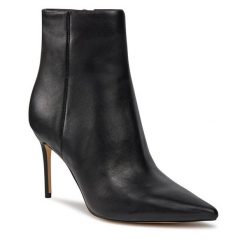 Botki Guess. Czarne botki damskie Guess, bez obcasa, na słupku, bez zapięcia. Za 589.99 zł.