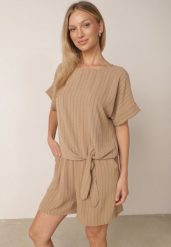 Ciemnobeżowy Letni Komplet w Paski Bogaty w Wiskozę Bluzka z Wiązaniem i Szorty Mazhola. Brązowe bluzki damskie Born2be, l, bez wzorów, z tkaniny, eleganckie, bez kołnierzyka, bez ramiączek. Za 69.99 zł.