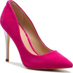 Szpilki GUESS - Okley FL6OKL SUE08 FUXIA. Czerwone półbuty damskie Guess, z aplikacjami, ze skóry ekologicznej, bez obcasa, bez zapięcia. W wyprzedaży za 359.00 zł.