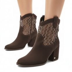 Botki damskie Karino, ze skóry naturalnej zamszowej z elastycznymi wstawkami z ażurowym wzorem po bokach, brązowe, 5912/008-P Mokka/Welur. Brązowe kozaki damskie Karino, z jeansu, bez obcasa, na obcasie. Za 659.00 zł.