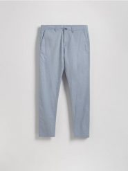 Bawełniane spodnie chino slim - niebieski. Niebieskie spodnie materiałowe męskie Reserved, bez wzorów, z bawełny. Za 159.99 zł.