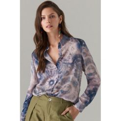 Koszula z motywem tie dye - Niebieski. Koszule damskie marki Mohito. Za 99.99 zł.
