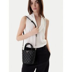 Torebka Guess. Białe torebki do ręki damskie Guess, z aplikacjami, klasyczne, bez dodatków. Za 584.99 zł.