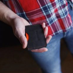 Etui na Karty i Wizytówki Brødrene E01 Czarny. Czarne portfele męskie Brødrene, bez wzorów, ze skóry. Za 33.00 zł.