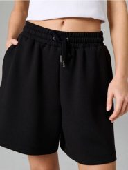 Szorty dresowe z kieszeniami soft touch - czarny. Czarne szorty damskie Sinsay, l, bez wzorów, z dresówki. Za 39.99 zł.