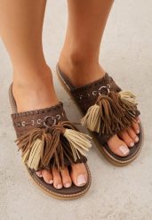 Ciemnobrązowe Płaskie Klapki Boho VICES z Imitacji Zamszu Zdobione Frędzlami Krili. Brązowe klapki damskie Born2be, z aplikacjami, z jeansu, boho, bez obcasa, na płaskiej podeszwie. Za 119.99 zł.