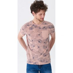 T-shirt z kieszenią - Różowy. Czerwone t-shirty męskie House, l, bez wzorów, bez kołnierzyka. W wyprzedaży za 29.99 zł.