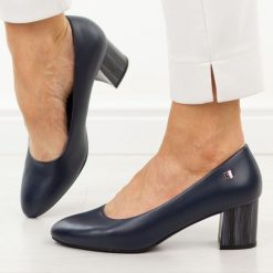 Granatowe czółenka damskie na obcasie Sergio Leone Pb404. Niebieskie czółenka damskie Sergio Leone, bez wzorów, ze skóry, biznesowe, z okrągłym noskiem, bez obcasa, na obcasie, bez zapięcia. Za 169.00 zł.