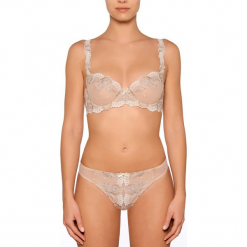 Stringi "Diamant" w kolorze cielistym. Brązowe stringi damskie Millesia, z koronki. W wyprzedaży za 113.95 zł.