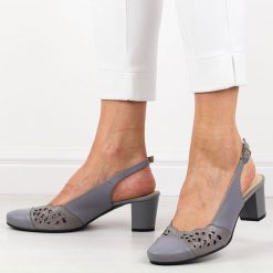 Szare skórzane ażurowe Polskie czółenka damskie bez pięty Gregors 913. Szare sandały damskie GREGORS, w ażurowe wzory, z materiału, bez obcasa, na obcasie, bez zapięcia. Za 399.00 zł.