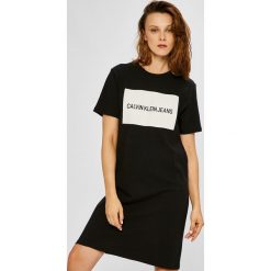 Calvin Klein Jeans - Sukienka. Szare sukienki damskie Calvin Klein Jeans, z nadrukiem, z bawełny, casualowe, z okrągłym kołnierzem, z krótkim rękawem. W wyprzedaży za 219.90 zł.
