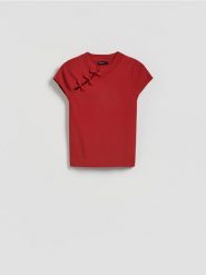 Bluzka z ozdobnym detalem - bordowy. Czerwone bluzki damskie Reserved, l, bez wzorów, z dzianiny, bez kołnierzyka, bez ramiączek. Za 99.99 zł.