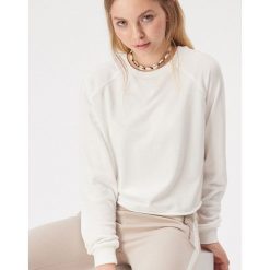 Gładka bluza z raglanowymi rękawami - Kremowy. Białe bluzy damskie Sinsay, l, bez wzorów, bez kaptura. Za 29.99 zł.