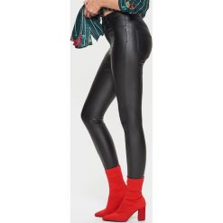 Coatingowe spodnie HIGH WAIST - Czarny. Spodnie materiałowe damskie marki Cropp. Za 89.99 zł.