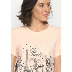 Łososiowy T-shirt Parisienne Girls. T-shirty damskie marki Born2be. Za 19.99 zł.