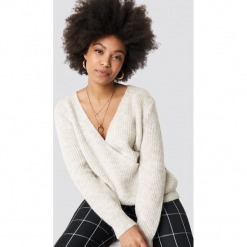 Trendyol Kopertowy sweter - Grey. Szare swetry damskie Trendyol, z dzianiny, z kopertowym dekoltem. Za 100.95 zł.