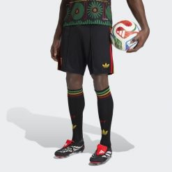 Szorty wyjazdowe Jamajka 26 x Bob Marley. Czarne krótkie spodenki sportowe męskie Adidas, bez wzorów, do piłki nożnej, climacool (adidas). Za 199.00 zł.
