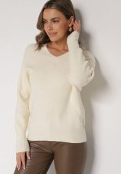 Jasnobeżowy Sweter z Domieszką Kaszmiru z Dekoltem w Serek Feralaine. Brązowe swetry damskie Born2be, bez wzorów, z jeansu, eleganckie, bez kołnierzyka, bez ramiączek, bez kaptura. Za 109.99 zł.