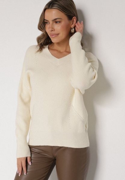 Jasnobeżowy Sweter z Domieszką Kaszmiru z Dekoltem w Serek Feralaine. Brązowe swetry damskie Born2be, bez wzorów, z jeansu, eleganckie, bez kołnierzyka, bez ramiączek, bez kaptura. Za 109.99 zł.