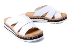 Rieker V7989-80 white, klapki damskie. Białe klapki damskie Rieker, bez wzorów, bez obcasa, na koturnie. Za 299.90 zł.