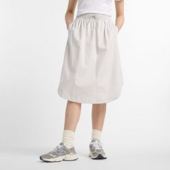 Spódnica damska New Balance WK51551GYM – szara. Szare spódnice damskie New Balance, m, bez wzorów, z bawełny, klasyczne, midi, dopasowane. Za 229.99 zł.