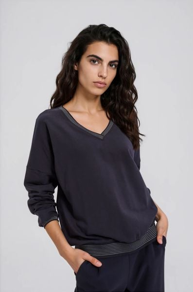 Bluza z dekoltem w serek granatowa. Bluzy damskie MOODO, s, bez wzorów, z bawełny, bez kaptura. Za 99.99 zł.