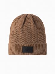 Dzianinowa męska czapka o sweterkowym splocie z naszywką – jasnobrązowa V4. Brązowe czapki i kapelusze męskie Ombre Clothing, z aplikacjami, z dzianiny, klasyczne. W wyprzedaży za 84.49 zł.