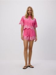 Koszula z ażurowymi wstawkami - intensywny róż. Czerwone koszule damskie Reserved, l, w ażurowe wzory, z tkaniny, bez kołnierzyka, bez ramiączek. W wyprzedaży za 89.99 zł.