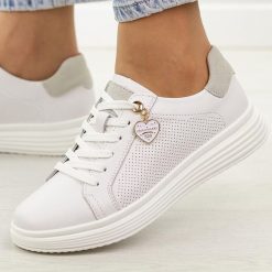 Białe skórzane półbuty damskie Filippo Dp6860/26. Białe półbuty damskie Filippo, na jesień, z aplikacjami, z jeansu, eleganckie, bez obcasa, na płaskiej podeszwie, bez zapięcia. Za 239.00 zł.