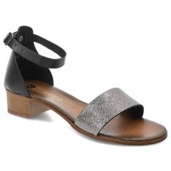 Czarne Sandały Armodo Eleganckie Obuwie Damskie. Czarne klapki damskie Armodo, bez wzorów, ze skóry, bez obcasa, na obcasie, bez zapięcia. Za 239.00 zł.