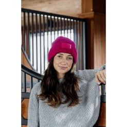 Czapka damska Kentucky Rubber. Czerwone czapki i kapelusze damskie KENTUCKY HORSEWEAR, na zimę, bez wzorów, sportowe. Za 209.00 zł.