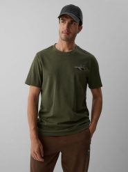 4F T-shirt regular z nadrukiem męski - khaki XL. Brązowe koszulki sportowe męskie 4f, m, bez wzorów, z bawełny, klasyczne, bez kołnierzyka. Za 69.99 zł.