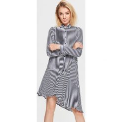 Asymetryczna sukienka w paski - Granatowy. Sukienki damskie marki Cropp. W wyprzedaży za 39.99 zł.