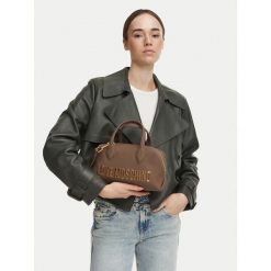 Torebka LOVE MOSCHINO. Brązowe torebki do ręki damskie Love Moschino, bez wzorów, klasyczne, bez dodatków. Za 949.99 zł.