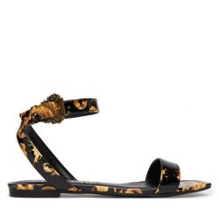 Sandały Versace Jeans Couture. Czarne sandały damskie Versace Jeans Couture, bez wzorów, z jeansu, bez obcasa, na płaskiej podeszwie, bez zapięcia. Za 799.99 zł.