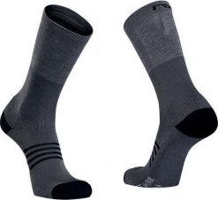 Skarpetki Northwave Extreme Pro High. Szare skarpety damskie Northwave, bez wzorów. Za 119.55 zł.