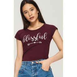 Bawełniany t-shirt z nadrukiem - Bordowy. T-shirty damskie marki Sinsay. W wyprzedaży za 7.99 zł.